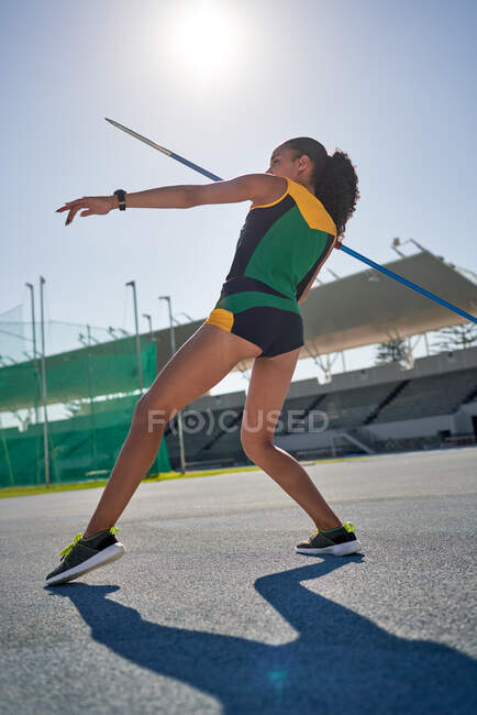 Feminino faixa e campo atleta jogando dardo — Fotografia de Stock