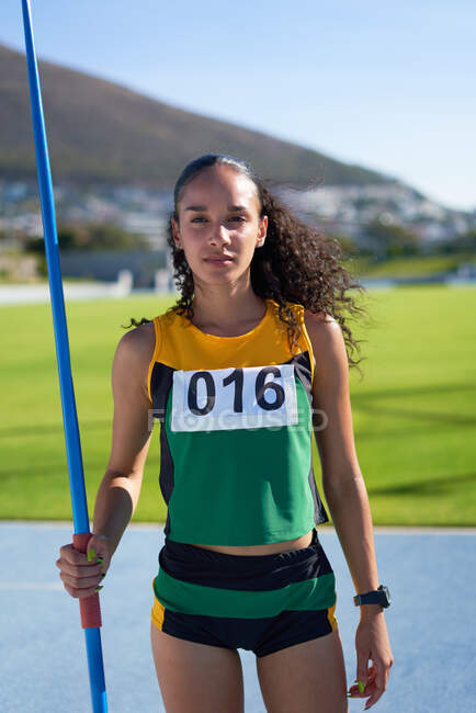 Portrait confiant athlète féminine d'athlétisme avec javelot — Photo de stock