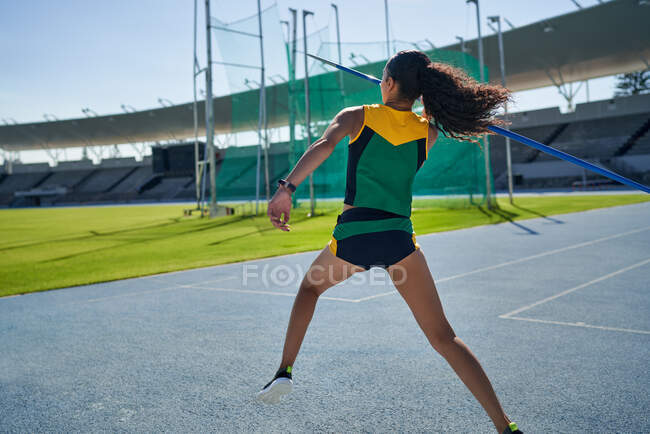 Athlète féminine lançant du javelot — Photo de stock