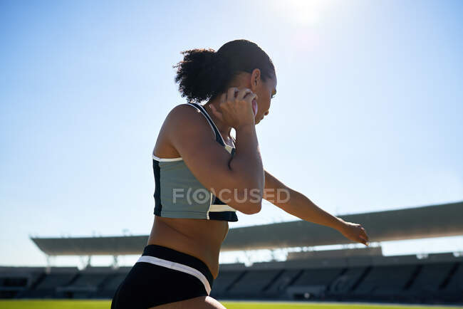 Athlète féminine lancer coup de feu mis — Photo de stock