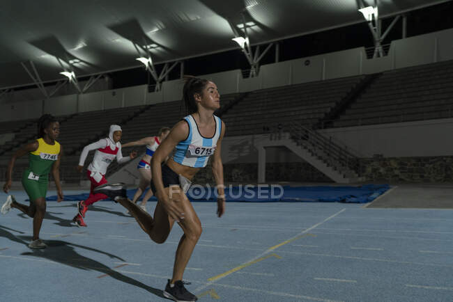 Pista femenina y corredor de campo cruzando la línea de meta - foto de stock