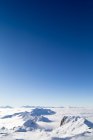 Chaîne de montagnes en épaisse couche de nuages — Photo de stock