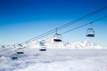 Chaîne de montagnes enneigée avec télécabine à la station de ski française — Photo de stock