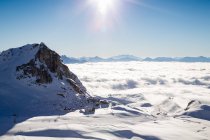 Ein Skilift und eine Piste in den französischen Bergen — Stockfoto
