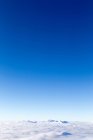 Діапазон гір у товстому шарі хмар — стокове фото