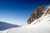 Vista diurna di una pista da sci sulle montagne francesi — Foto stock