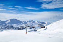 Skilift mit Menschen in verschneiten Bergen — Stockfoto