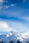 Tagsüber Ansicht der schneebedeckten Berge Landschaft — Stockfoto