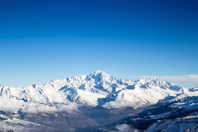 Aiguille Verte y el macizo del Mont Blanc - foto de stock