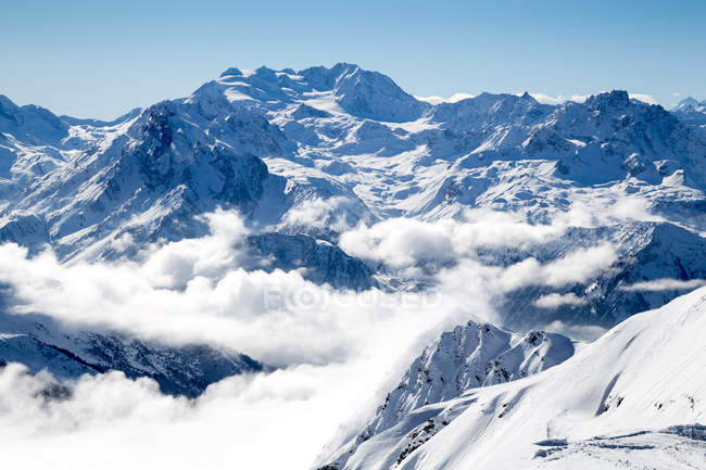 Picos nevados de montañas y glaciares envueltos en nubes - foto de stock