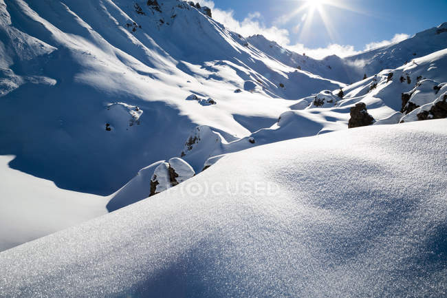 Vista diurna de colinas y montañas cubiertas de nieve - foto de stock