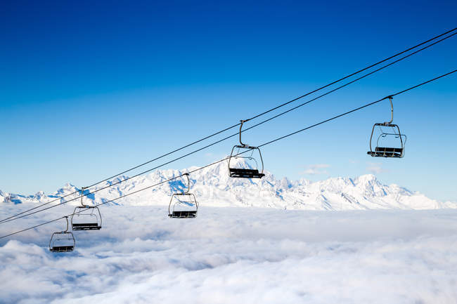 Snowcapped mountain range with gondola lift at French ski resort — Stock Photo