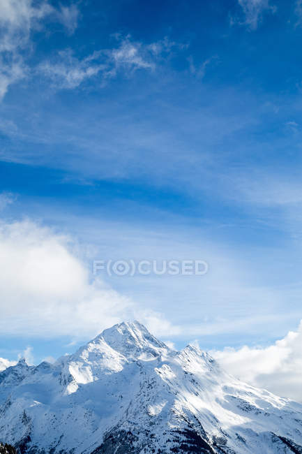 Daytime view of snow covered mountains landscape — Stock Photo