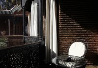 Marrocos, Marraquexe, La Sultana Marrakech hotel. Mesa e cadeira no terraço — Fotografia de Stock