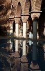 Marrocos, Marraquexe, Marraquexe hotel. Reflexões na piscina — Fotografia de Stock