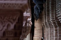 Marrocos, Marraquexe. Linha de colunas de tijolo — Fotografia de Stock
