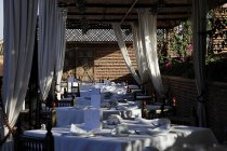 Morocco, Marrakesh, La sultana Marrakech hotel. Laid tables in restaurant on terrace — Stock Photo