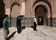 30 septembre 2010. Maroc, Marrakech. Personnes près de Medersa Ben Youssef — Photo de stock