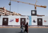 29. september 2010. Marokko, marrakesch. Frau läuft mit gelangweiltem Jungen nahe Baustelle — Stockfoto