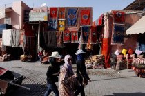 30. september 2010. Marokko, marrakesch. Frauen gehen im Souk spazieren — Stockfoto