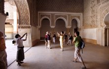 30 de septiembre de 2010. Marruecos, Marrakech. Turistas en Medersa Ben Youssef - foto de stock