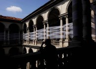Milano, Palazzo Brera. Silhouette di persona in piedi vicino ringhiera — Foto stock