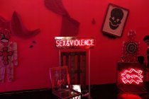 17 квітня 2011. Мілан, Salone del Mobile, фуорі Salone. Червоні кольорові інтер'єр з жінкою — стокове фото