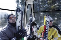 13 de Março de 2010. Itália, Madonna di Campiglio. Esquiadores em gôndola de vidro de teleférico — Fotografia de Stock