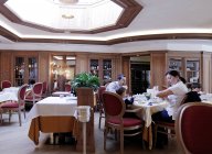 13 березня 2010. Італія, Мадонна-ді-Кампільйо. Люди їдять в Alpen Suite Hotel — стокове фото