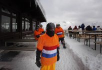 März 12, 2010. italien, madonna di campiglio. Holländische Skifahrer in bunten Klamotten — Stockfoto