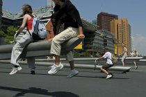 16 giugno 2005. Berlino, Potsdammer Platz. Persone con altalene — Foto stock