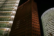 Berlin, Potsdamer Platz. Des gratte-ciel éclairés la nuit — Photo de stock