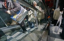Le 7 avril 2006. Milan, Rho, Salone del Mobile juste. Personnes en escalator . — Photo de stock