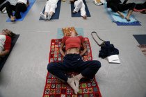 7 octobre 2006. Milan, festival de Yoga. Femme faisant position de yoga sur le tapis — Photo de stock