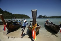 28 octobre 2006. Thaïlande, île Phi Phi, baie de Loh Dalum. Portrait de l'homme sautant du bateau sur le rivage sablonneux — Photo de stock