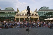 12 de septiembre de 2004. Inglaterra, Londres. Artista callejero y multitud en Covent Garden - foto de stock