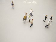 26 maggio 2010. Germania, Monaco, Museo Pinakothek der Moderne. Turisti che camminano sul pavimento bianco — Foto stock