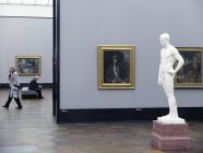 February 7, 2012. Berlin, Altes museum. People, paintings and statue in museum — Stock Photo