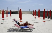 12 de Maio de 2007. Nápoles, Marina di Varcaturo. Homem deitado na cama de praia — Fotografia de Stock