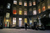 Berlin, pankow. Person zu Fuß zum Gebäude der alten Hutfabrik — Stockfoto