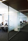 06 декабря 2013 года. Милан. Люди, работающие в офисе на открытом пространстве — стоковое фото