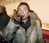 21 de enero de 2011. Austria, Kitzbuhel. Retrato del hombre bebiendo vino y mirando a la cámara - foto de stock