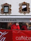 22 janvier 2011. Autriche, Kitzbuhel, Coupe du monde de ski alpin. Homme mûr utilisant un téléphone mobile sur la terrasse du café — Photo de stock