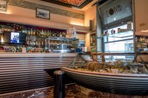 19 de abril de 2017. Itália, Lecce. Café interior com alimentos diferentes em caixas de vidro — Fotografia de Stock