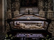 19 aprile 2017. Puglia, Soleto. Vetrina con scultura di Gesù sdraiato — Foto stock