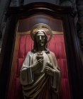 21 aprile 2017. Puglia, Soleto, chiesa di Santa Maria Assunta. Vetrina con scultura di Gesù Cristo — Foto stock