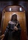 21 de abril de 2017. Apúlia, Soleto, Igreja de Santa Maria Assunta. vitrine com escultura de Santa Maria segurando cruz com figura pregada — Fotografia de Stock