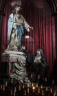 21 aprile 2017. Puglia, Soleto, chiesa di Santa Maria Assunta. Vetrina con sculture di Gesù e Santa Maria — Foto stock
