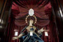 21 de abril de 2017. Apulia, Soleto, iglesia de Santa Maria Assunta. Vitrina con escultura de persona santa - foto de stock