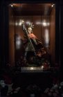21. april 2017. apulia, soleto, santa maria assunta kirche. Vitrine mit Skulptur des Heiligen Michael Erzengel — Stockfoto